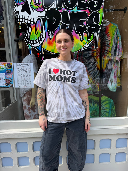 I <3 Hot Moms T-Shirt Dicey Dyes